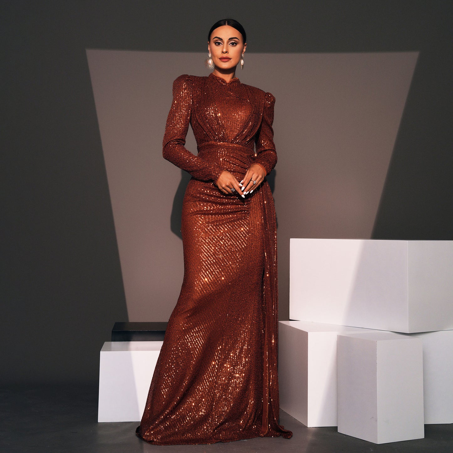Robe Longue de Soirée à Paillettes – Manches Longues, Col Rond, Slim et Élégante