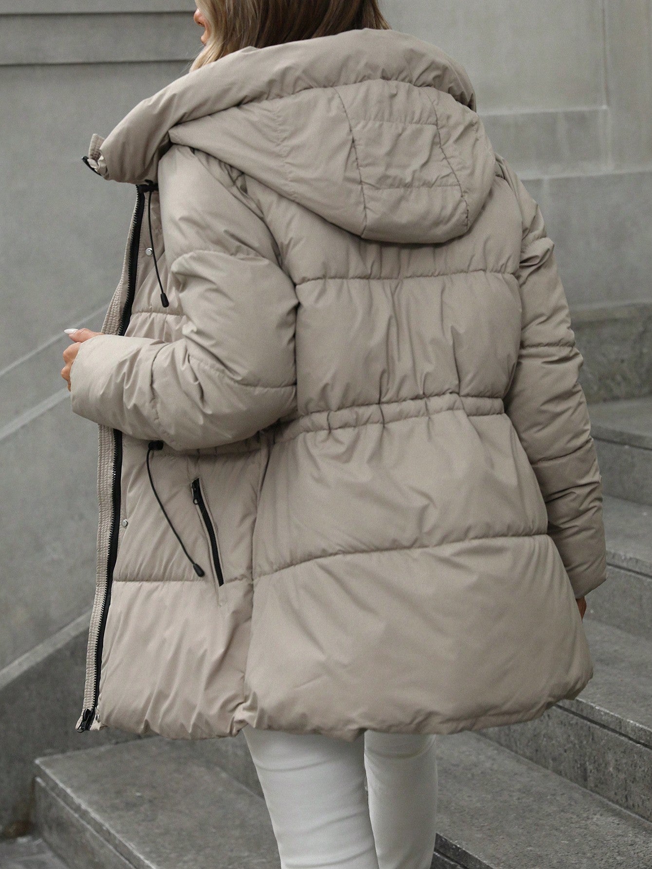 Manteau Matelassé Mi-Long à Capuche Femme – Taille Ajustable, Hiver Chaud