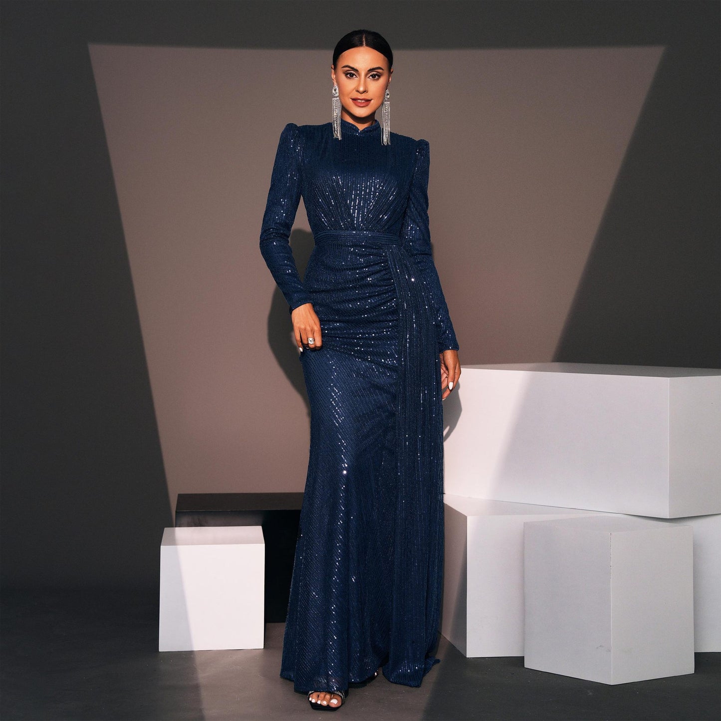 Robe Longue de Soirée à Paillettes – Manches Longues, Col Rond, Slim et Élégante
