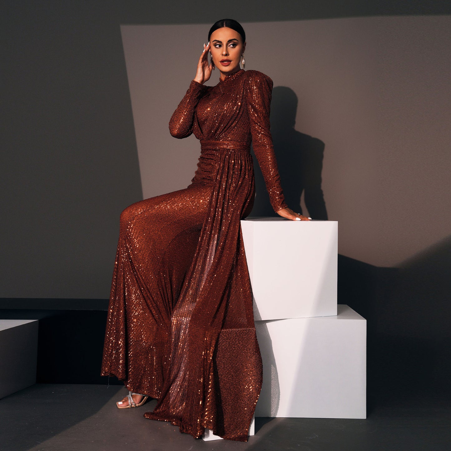 Robe Longue de Soirée à Paillettes – Manches Longues, Col Rond, Slim et Élégante